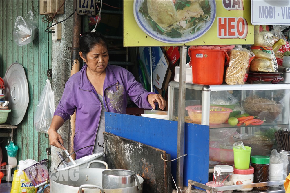  Công việc hàng ngày của bà Vân là bán hủ tiếu, bán nước để kiếm sống qua ngày. Chiếc tủ đồ hàng quán có bề ngang rộng hơn cả căn nhà của bà. 