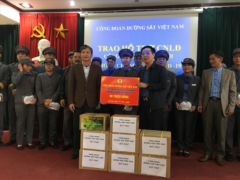 Nhân dịp này, Chủ tịch CĐ Đường sắt VN Mai Thành Phương trao 60 triệu đồng cho Cty cổ phần vận tải Đường sắt Hà Nội để hỗ trợ CNLĐ phòng chống dịch COVID -19. Ảnh: T.E.A