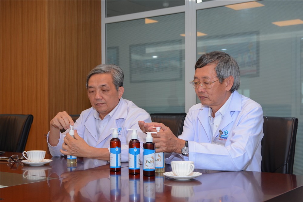 Phát nước rửa tay tại bệnh viện đa khoa Đồng Nai_Ảnh: V.Q