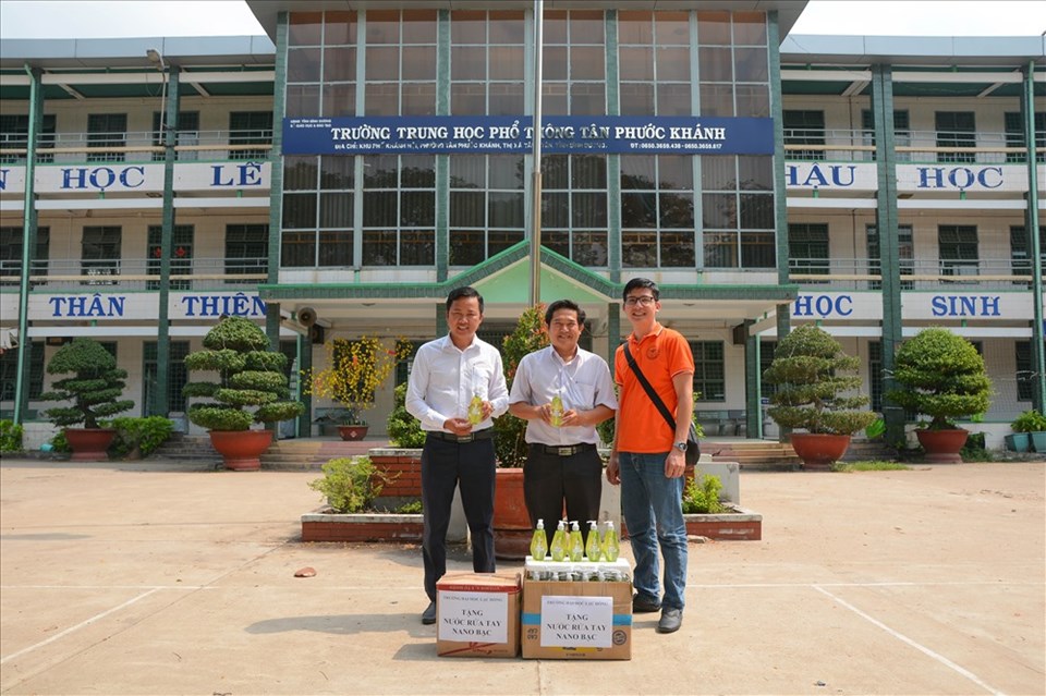 Phát nước rửa tay miễn phí cho học sinh trường trung học phổ thông Tân Phước Khánh, tỉnh Bình Dương_Ảnh: V.Q Phát nước rửa tay miễn phí cho học sinh trường trung học phổ thông Tân Phước Khánh, tỉnh Bình Dương_Ảnh: V.Q