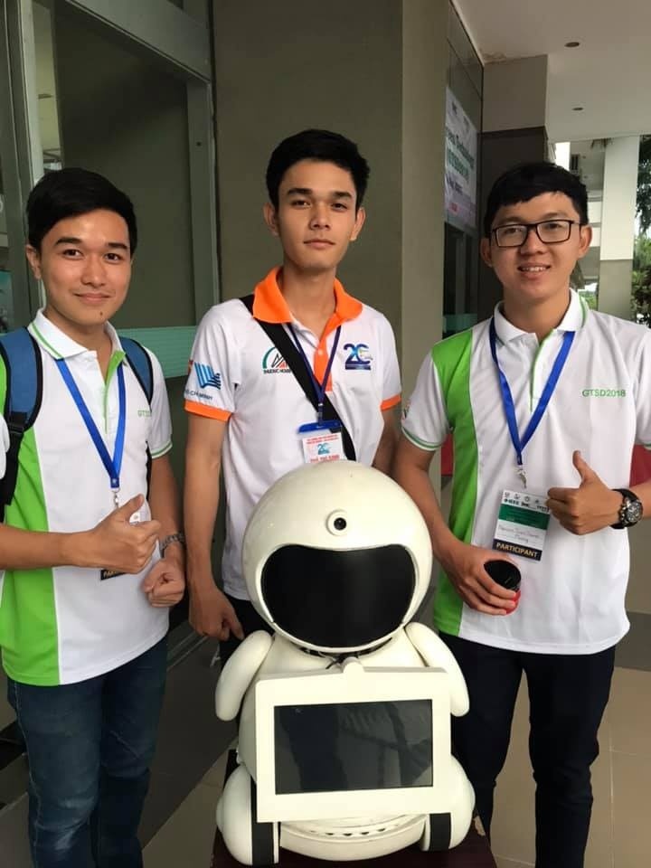 Sinh viên Trường ĐH Sư phạm Kỹ thuật TPHCM và robot tự chế tạo. Ảnh: TL