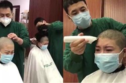 Xúc động các nữ bác sĩ tình nguyện hy sinh mái tóc trước khi đến Vũ Hán