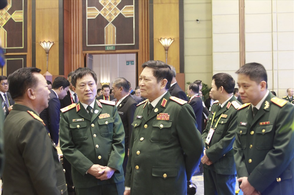 Bộ trưởng Bộ Quốc phòng Ngô Xuân Lịch trao đổi với các Bộ trưởng, các đoàn trước khi khai mạc Hội nghị. Ảnh T.Vương
