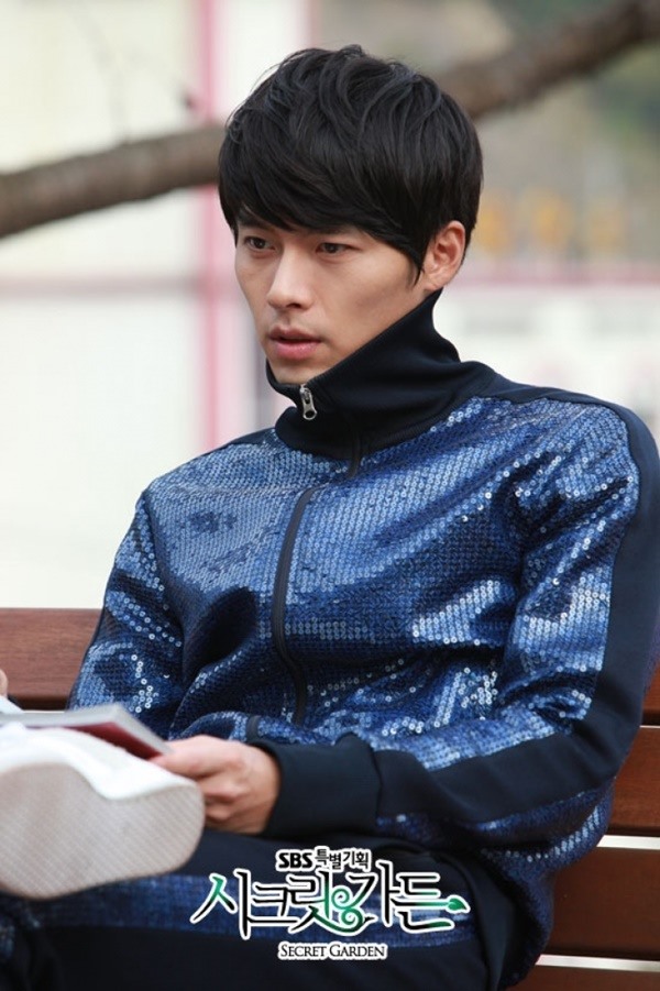 Hình ảnh Hyun Bin trong bộ quần thể thao lấp lánh từng trở thành gu thời giang của giới trẻ 1 thời. Ảnh: S.T