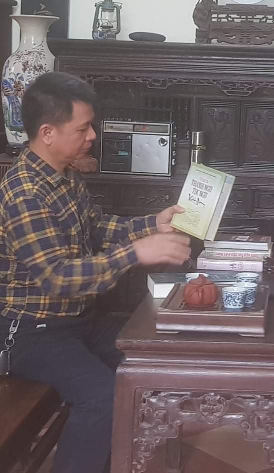 Ông Hoàng Tuấn Công với cuốn “Từ điển thành ngữ tục ngữ Việt Nam“. Ảnh: X.H