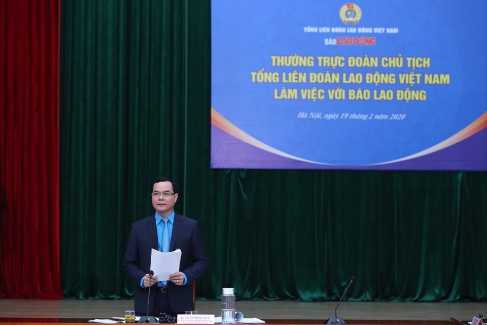 Đồng chí Nguyễn Đình Khang - Ủy viên Trung ương Đảng, Chủ tịch Tổng Liên đoàn Lao động Việt Nam - phát biểu tại buổi làm việc. Ảnh: Sơn Tùng.