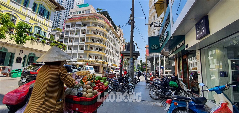 Những gánh hàng rong góp phần làm phong phú trải nghiệm của du khách khi đến TPHCM.