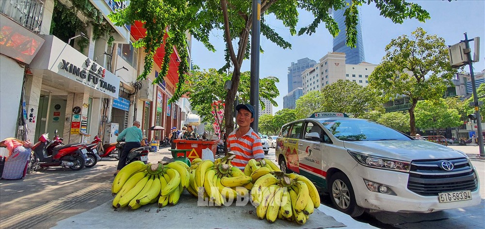 Những gánh hàng rong góp phần làm phong phú trải nghiệm của du khách khi đến TPHCM.