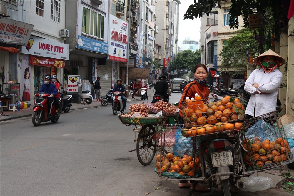Nghề bán cam và nước cam ép đã mang lại thu nhập cao cho nhiều tiểu tương.