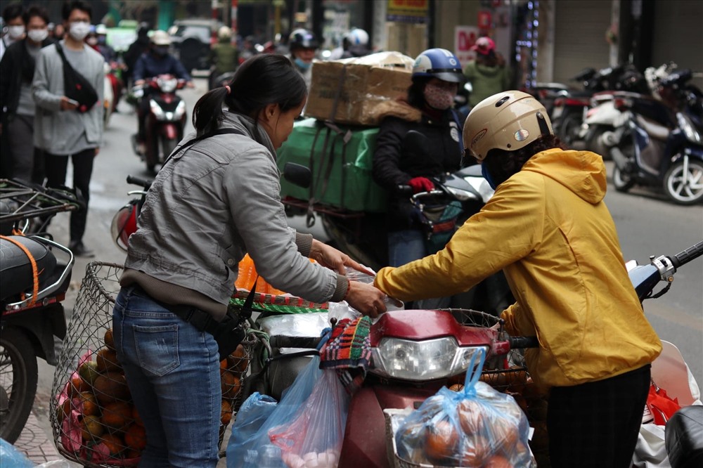 Rất đông người dân tìm mua nước ép nguyên chất tại chỗ thay vì mua quả.
