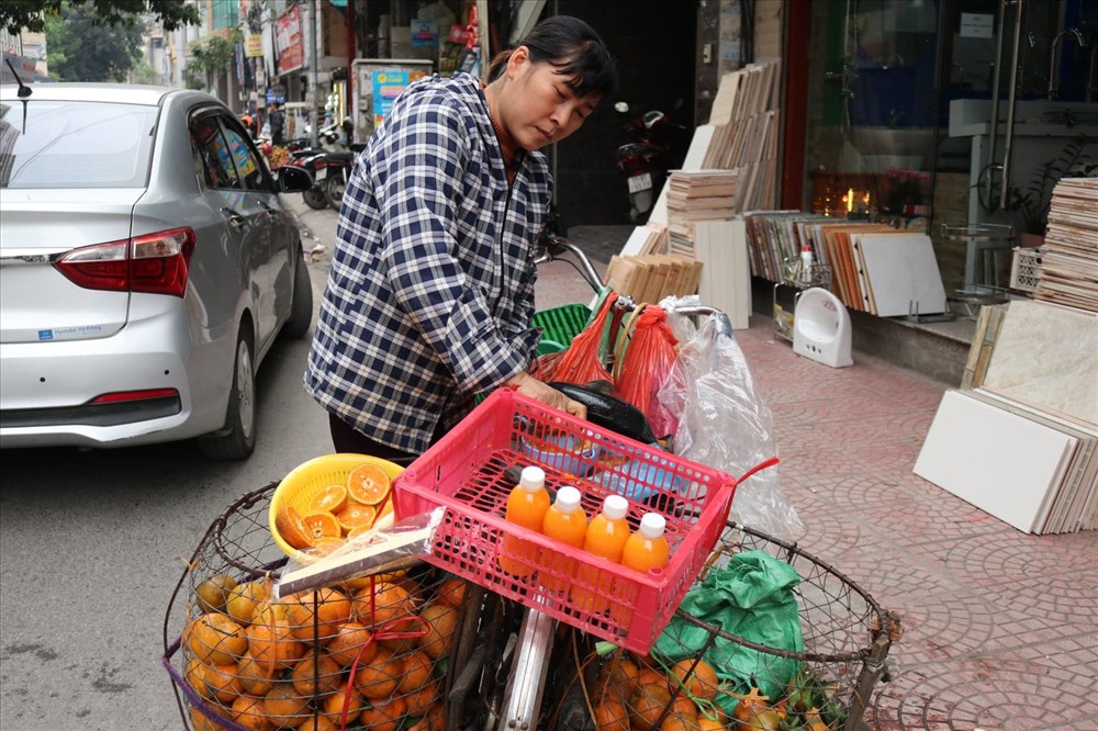Trung bình mỗi ngày, chị Hằng bán ra khoảng hơn 1 tạ cam, doanh thu khoảng 1 - 2 triệu/ngày.