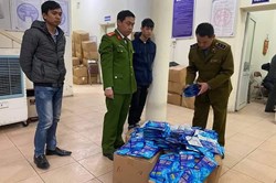 Hàng trăm "thẻ diệt virus COVID-19" bán trước chợ thuốc Hapulico bị tạm giữ