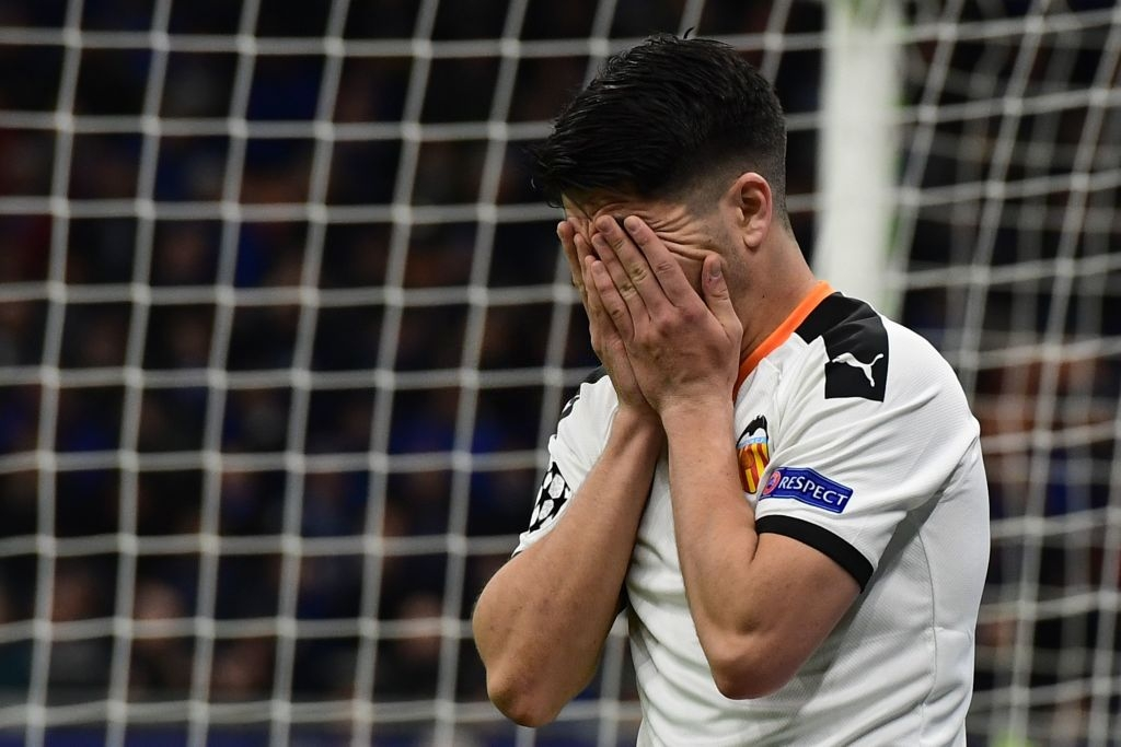 Các cầu thủ Valencia không thể tin chuyện gì đang diễn ra. Ảnh: Getty.