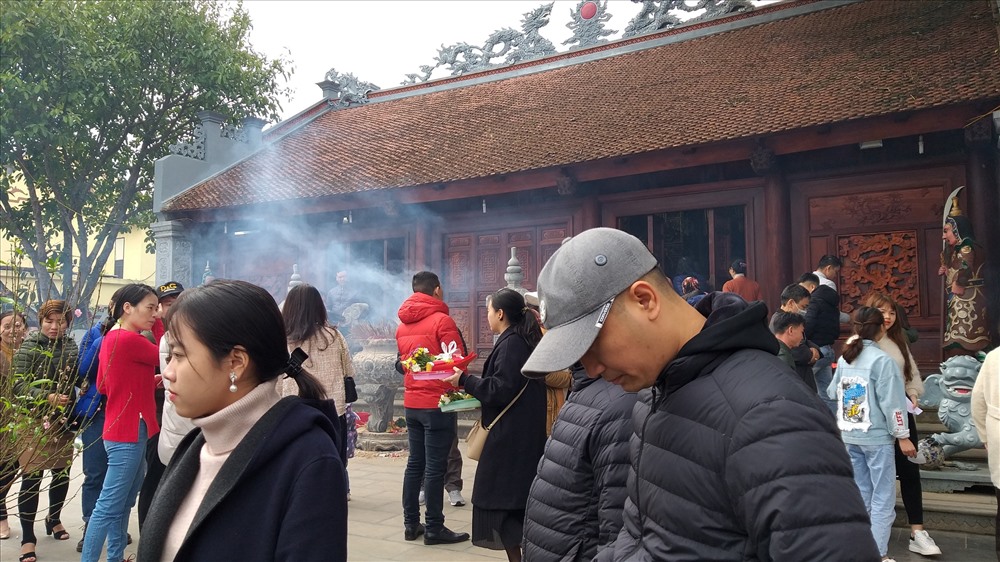 Người dân xin quẻ đầu năm tại đền Quan (Thành phố Thái Bình) - Ảnh: Trần Tuấn.