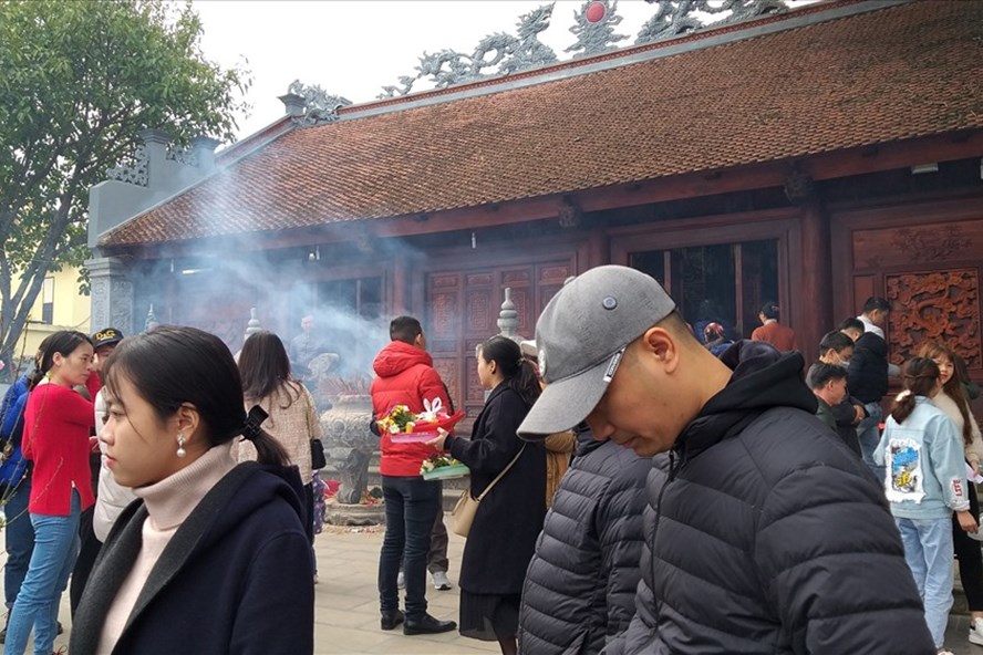 Người dân xin quẻ đầu năm tại đền Quan (Thành phố Thái Bình) - Ảnh: Trần Tuấn.