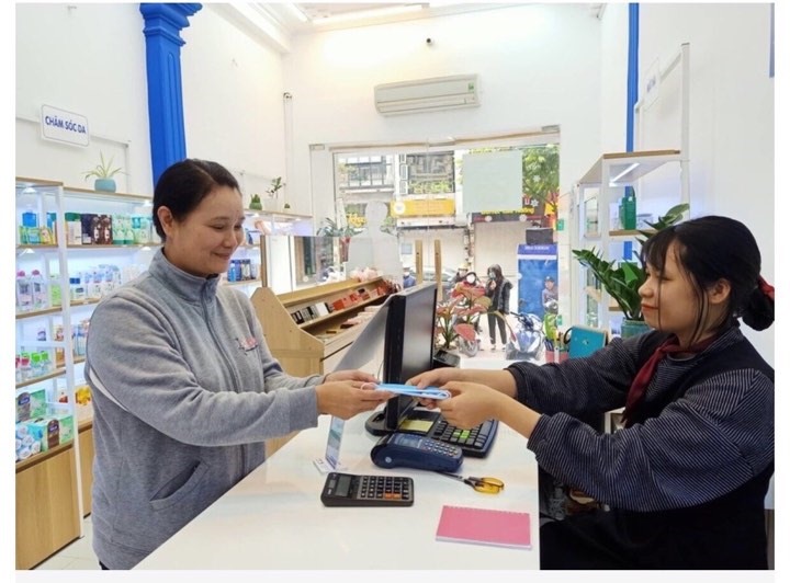Người dân tươi cười khi nhận khẩu trang miễn phí.