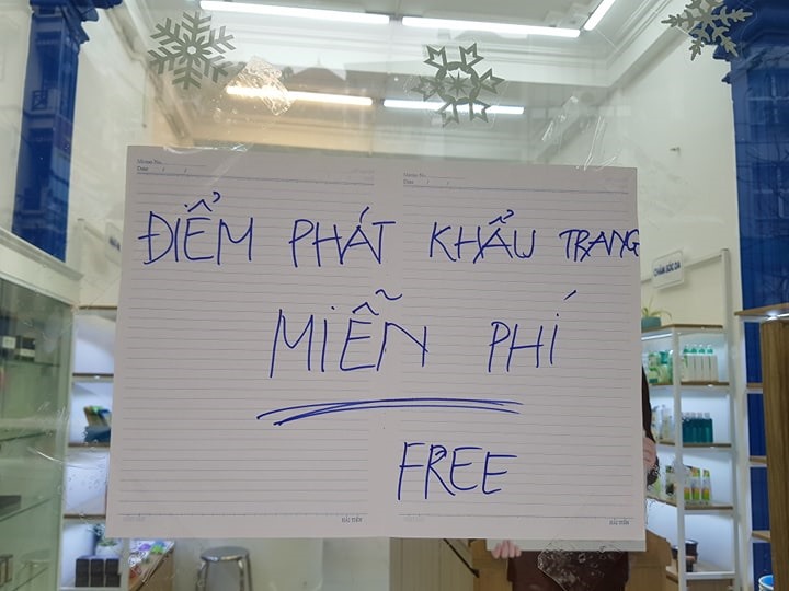 Cửa hàng của anh Dũng đang phát khẩu trang miễn phí.
