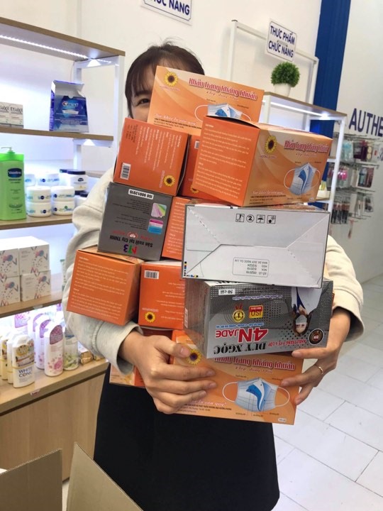 Nhiều cơ sở phát khẩu trang miễn phí cho người dân. Ảnh: C.N