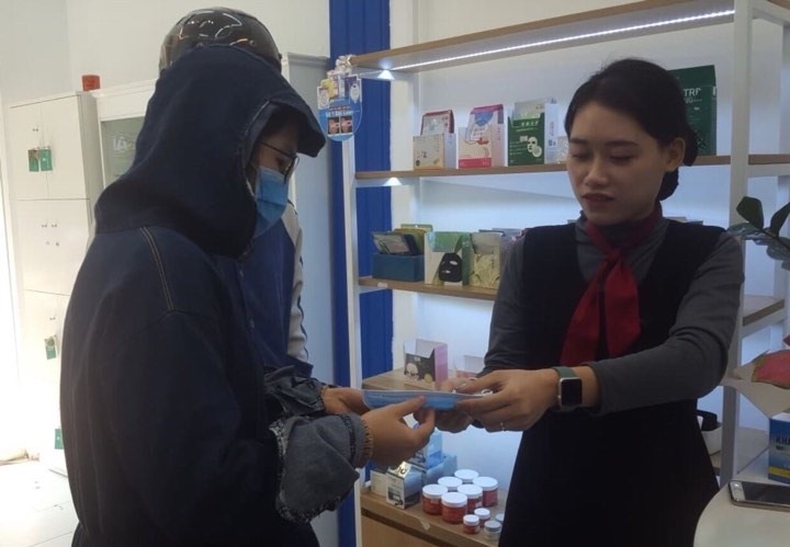 Người dân tươi cười khi nhận khẩu trang miễn phí.