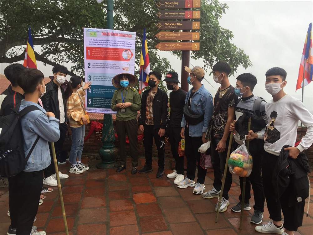 Hướng dẫn, nhắc nhở du khách đeo khẩu trang trên Yên Tử. Ảnh: CTV