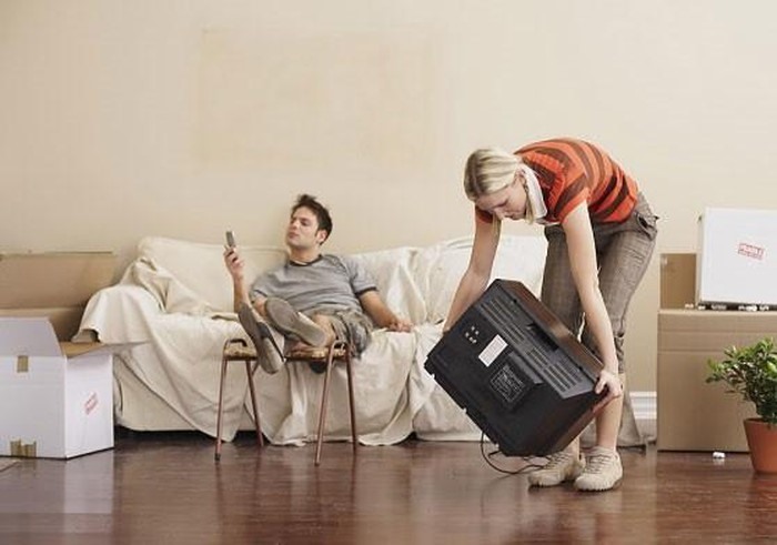 Đừng gồng mình làm tất cả việc nhà sẽ tạo cho người chồng có thói quen ỷ lại. Ảnh: T. L.