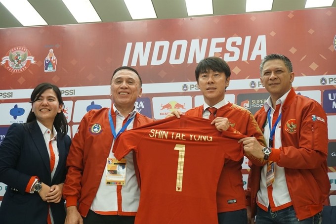 HLV Shin Tae-yong được LĐBĐ Indonesia trao toàn quyền dẫn dắt tuyển quốc gia lẫn đội U20 nước này. Ảnh: Hankookilbo.