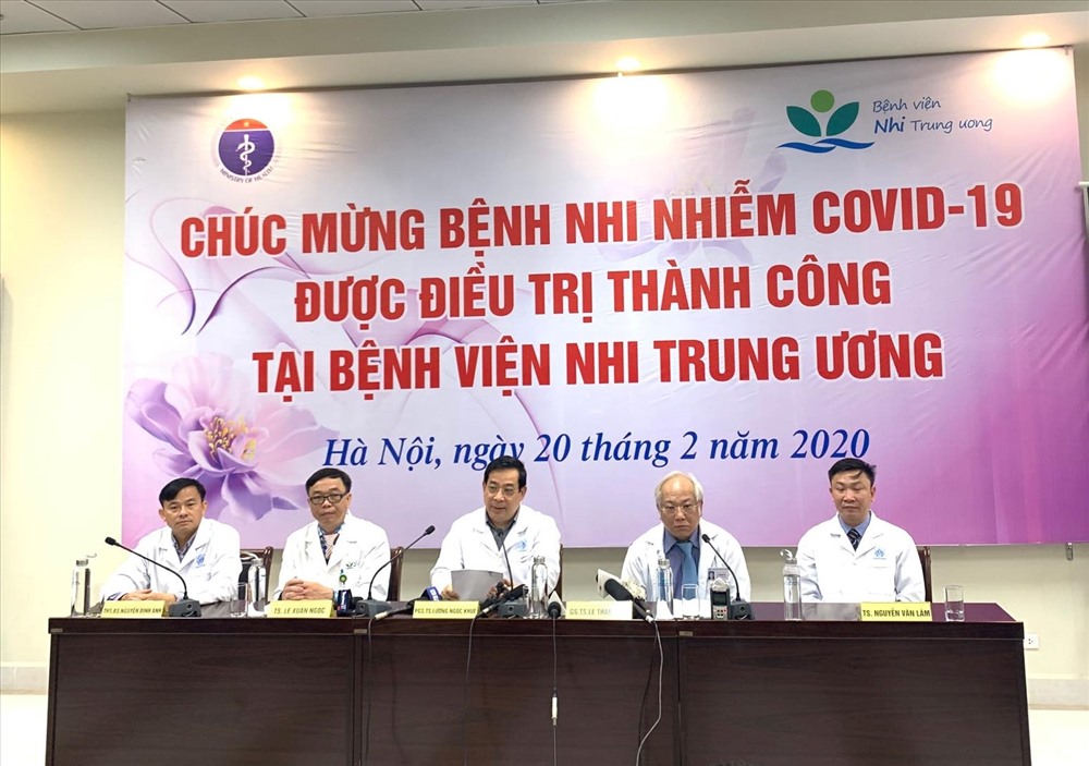 Các chuyên gia BV Nhi Trung ương trả lời về tình hình sức khỏe cháu bé 3 tháng nhiễm COVID-19. Ảnh: PV