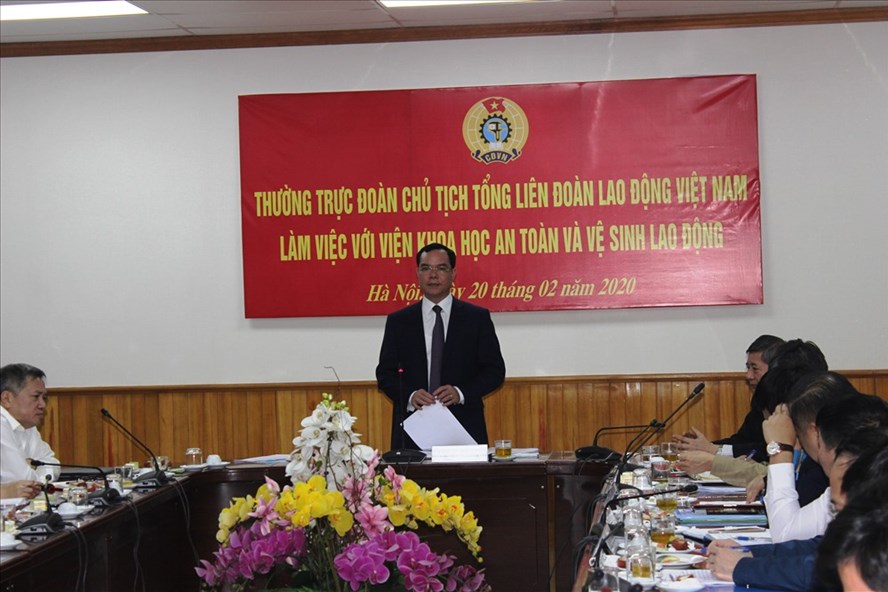 Đồng chí Nguyễn Đình Khang - Ủy viên Trung ương Đảng, Chủ tịch Tổng Liên đoàn Lao động Việt Nam chủ trì buổi làm việc.