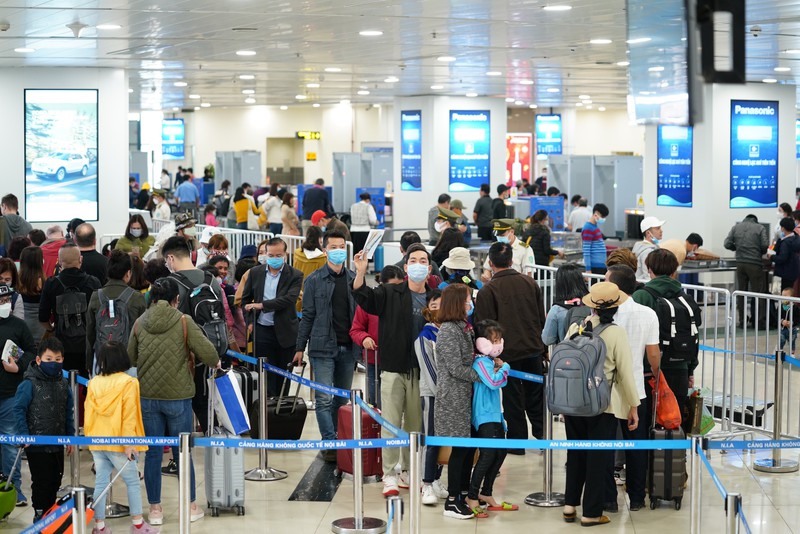 Cảng HKQT Nội Bài giám sát các khách nhập cảnh. Ảnh: Phi Long