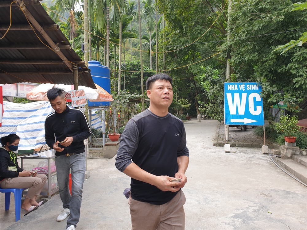 Nhiều du khách không hài lòng vì “nạn tận thu” của các tiểu thương chùa Hương. Ảnh: Tùng Giang.