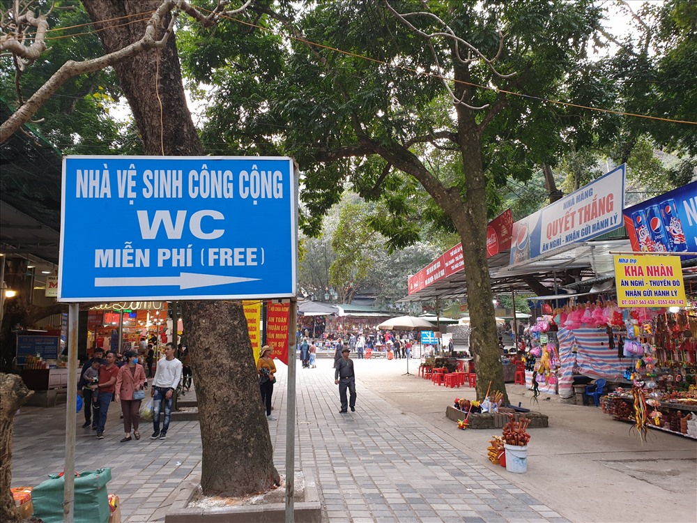 Hệ thống vệ sinh miễn phí được bố trí nhiều điểm bên trong khu danh lam thắng cảnh phục vụ du khách. Ảnh: Tùng Giang.