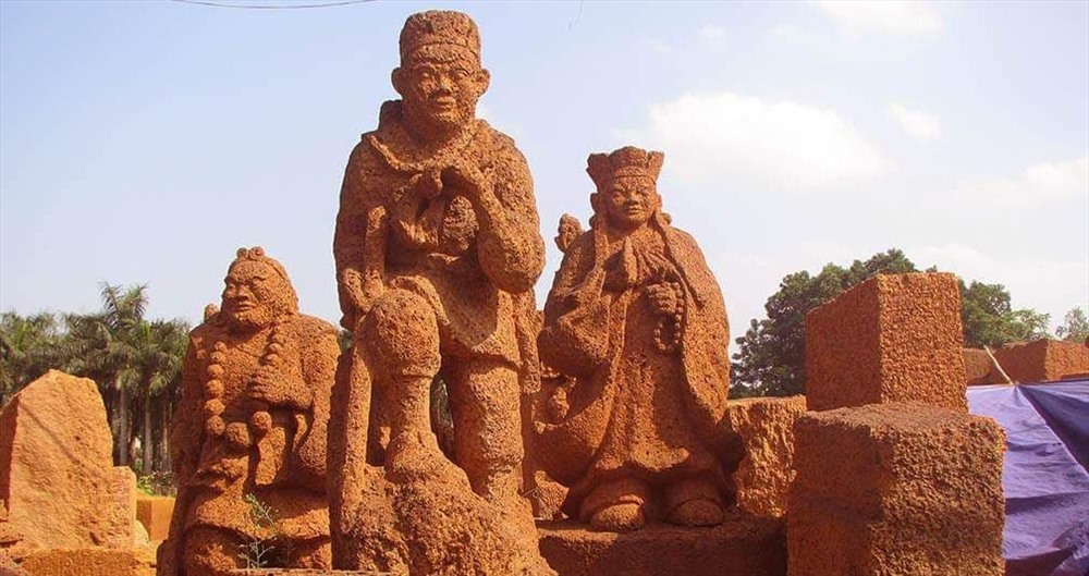 Nhọc nhằn nghề “thổi hồn” vào đá ong ở Bình Yên