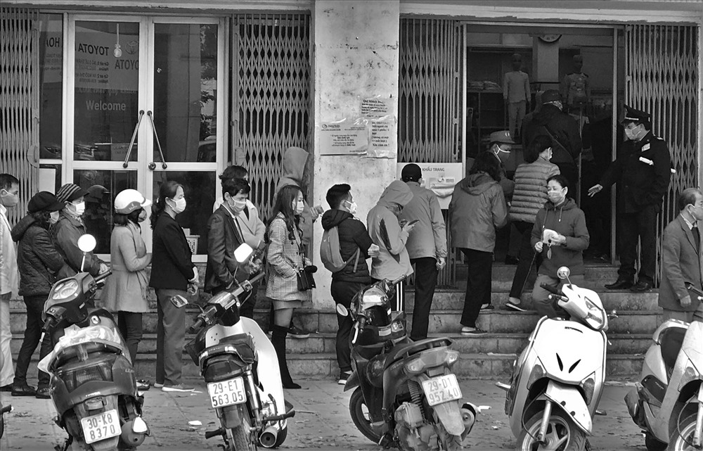 Hình ảnh xếp hàng mua khẩu trang đã trở nên quen thuộc. Cảnh chụp tại một cửa hàng thuốc ở phố Ngô Thì Nhậm (Hà Nội).