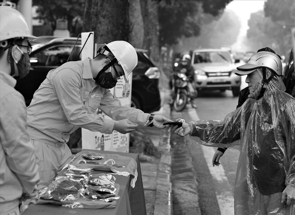 Phát khẩu trang miễn phí trên phố Đinh Tiên Hoàng (Hà Nội).
