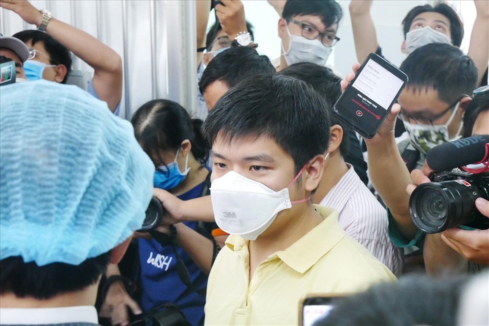 Bệnh nhân Li Zichao được xuất viện sáng 4.2. Ảnh: Anh Tú.