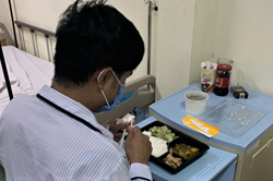 Người cách ly tại Bệnh viện dã chiến TPHCM ăn uống, sinh hoạt thế nào?