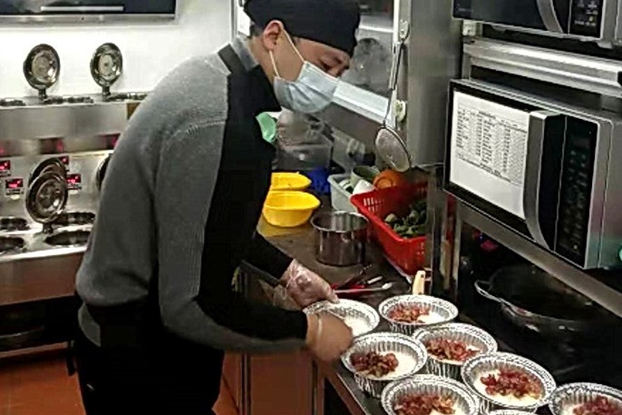 Nam đầu bếp nấu 200 bữa ăn miễn phí cho bác sĩ điều trị COVID-19