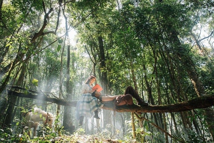 Để có những thước phim đẹp, cả ê-kíp phải làm việc từ rất sớm với nhiệt độ khoảng 5 độ. Ảnh từ MV