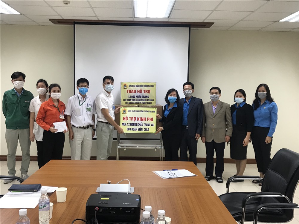 Đoàn công tác công đoàn ngành công thương trao 12.000 khẩu trang cho công đoàn cho công đoàn Công ty Trách nhiệm hữu hạn Yazaki Hải phòng Việt Nam chi nhánh tại Thái Bình.