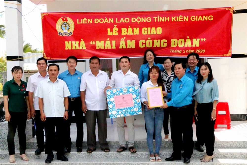 Chủ tịch LĐLĐ Kiên Giang Trần Thanh Việt trao quyết định bàn giao Mái ấm Công đoàn cho đoàn viên Danh Thị Lợi. Ảnh: LT