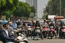 Người dân TPHCM "quấn kén" ra đường, vật lộn với nắng nóng gay gắt
