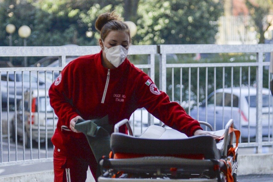 Italia xác nhận ca đầu tiên tử vong, số ca nhiễm COVID-19 tăng gấp năm