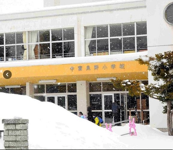 Trường tiểu học ở thị trấn Nakafurano nơi có 2 anh em nhiễm COVID-19. Ảnh: Asahi.