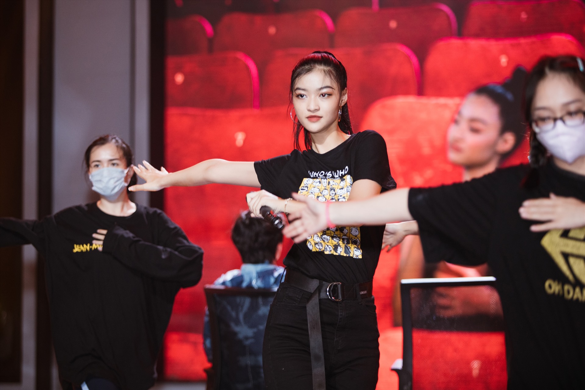 có mặt tại buổi tổng duyệt cho chương trình “Trời Sinh Một Cặp” với diện mạo tươi tắn cùng mái tóc cột cao năng động. Kiều Loan cũng nhẹ nhàng chọn cho bản thân set đồ đơn giản với áo thun quần jeans