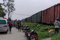 Nghệ An: Xe tải bị tông khi băng qua đường sắt, tài xế tử vong