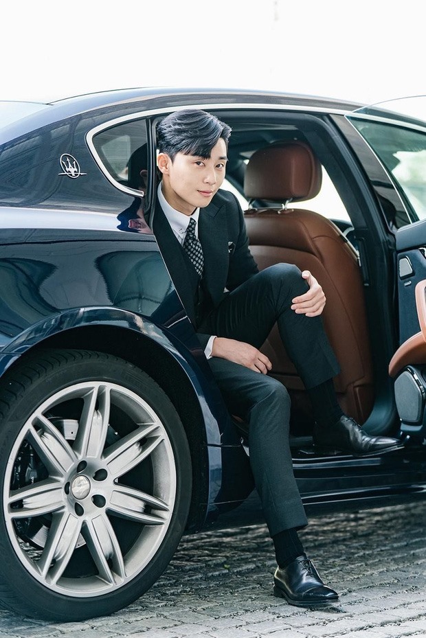 Park Seo Joon chụp cùng với chiếc Maserati Quattroporte màu đen. Ảnh TL