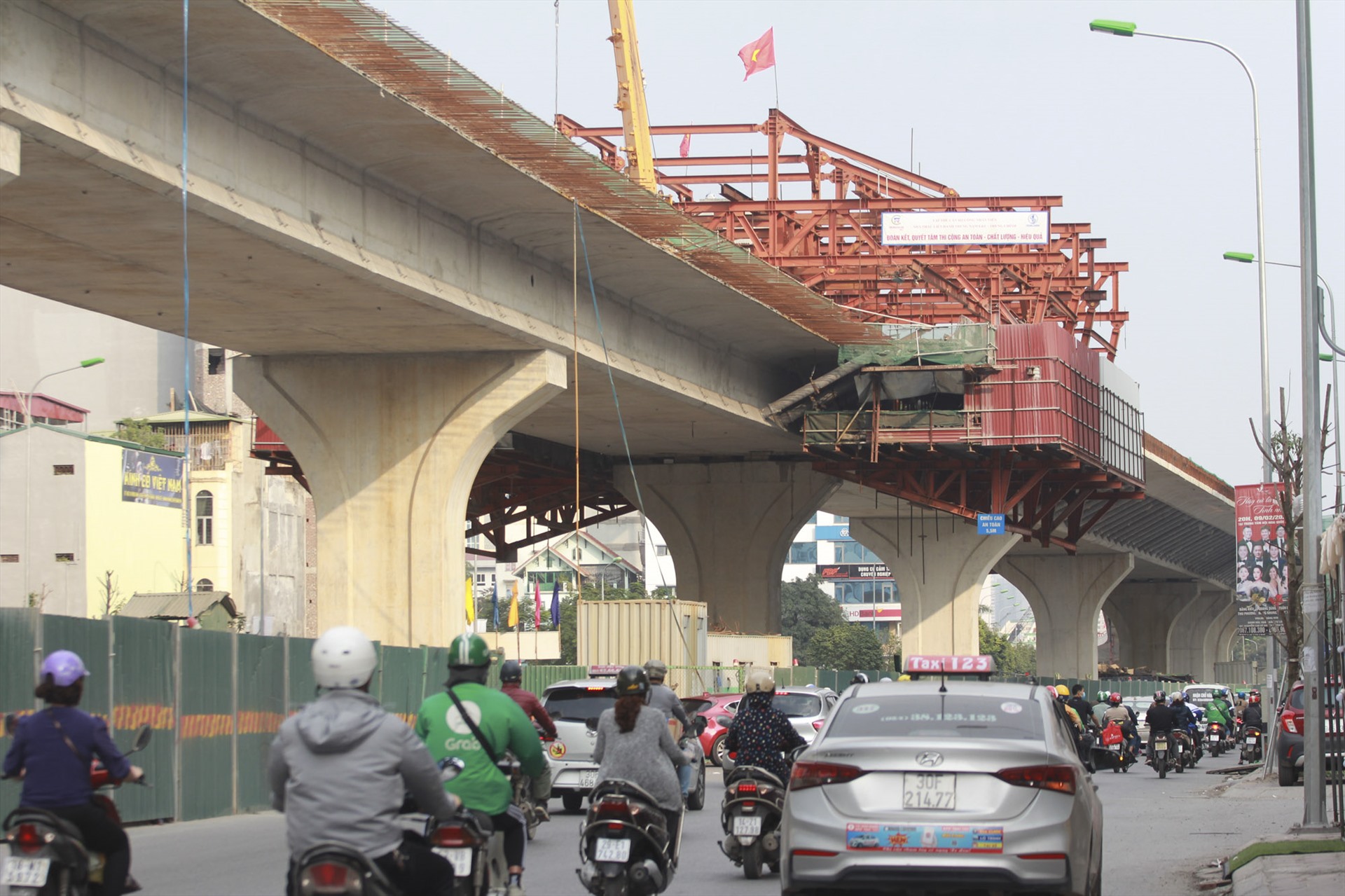 Trục Vĩnh Tuy - Ngã Tư Sở được coi là điểm nghẽn giao thông tại Thủ đô với hàng loạt chung cư cao tầng 2 bên. Dự án đường vành đai 2 được kỳ vọng sẽ giải quyết vấn đề này.