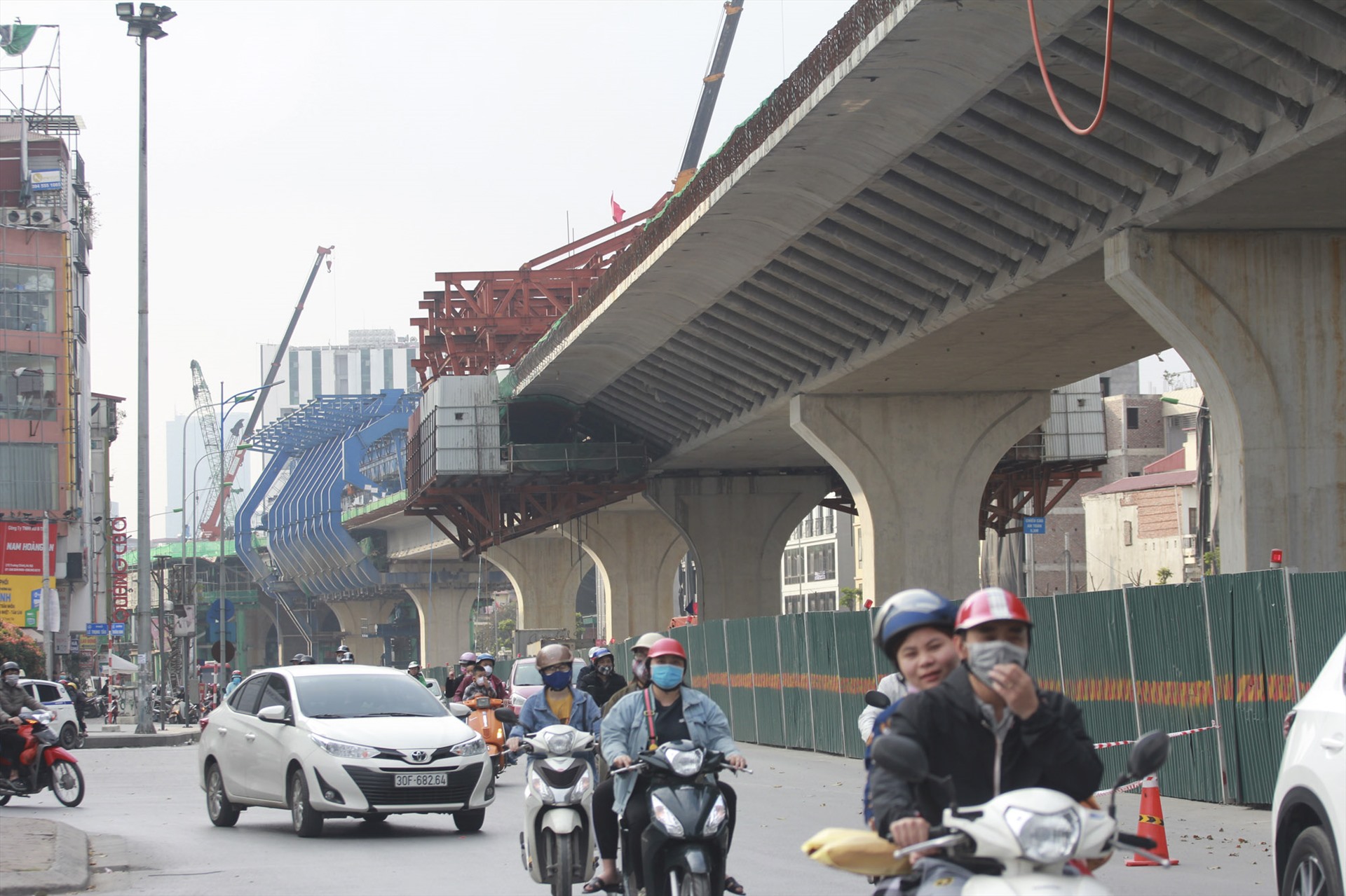 Trục Vĩnh Tuy - Ngã Tư Sở được coi là điểm nghẽn giao thông tại Thủ đô với hàng loạt chung cư cao tầng 2 bên. Dự án đường vành đai 2 được kỳ vọng sẽ giải quyết vấn đề này.