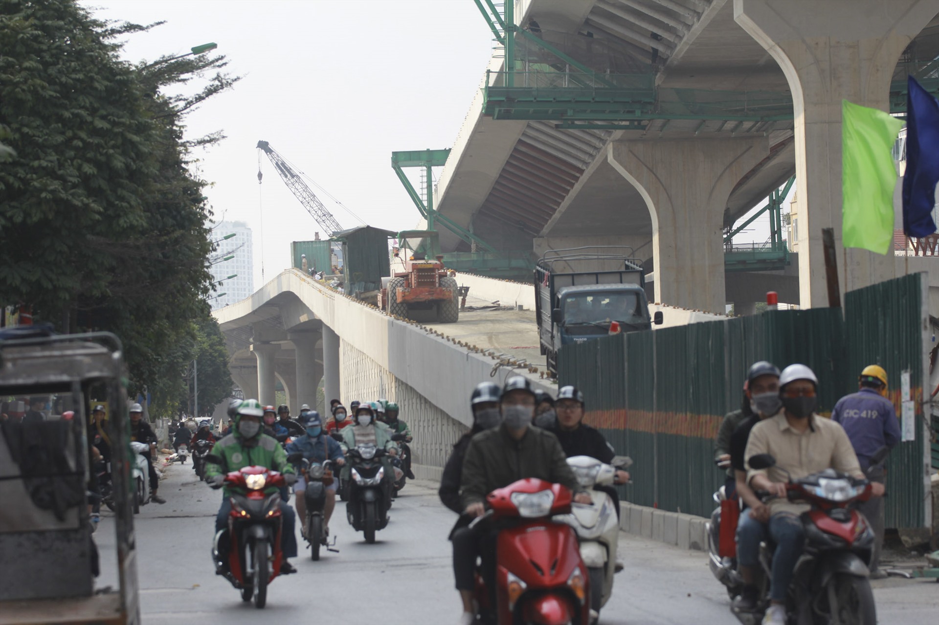 Việc mở rộng và xây đường trên cao được kỳ vọng sẽ giải được bài toán quá tải về hạ tầng cho khu vực cũng như các chung cư cao tầng 2 bên.