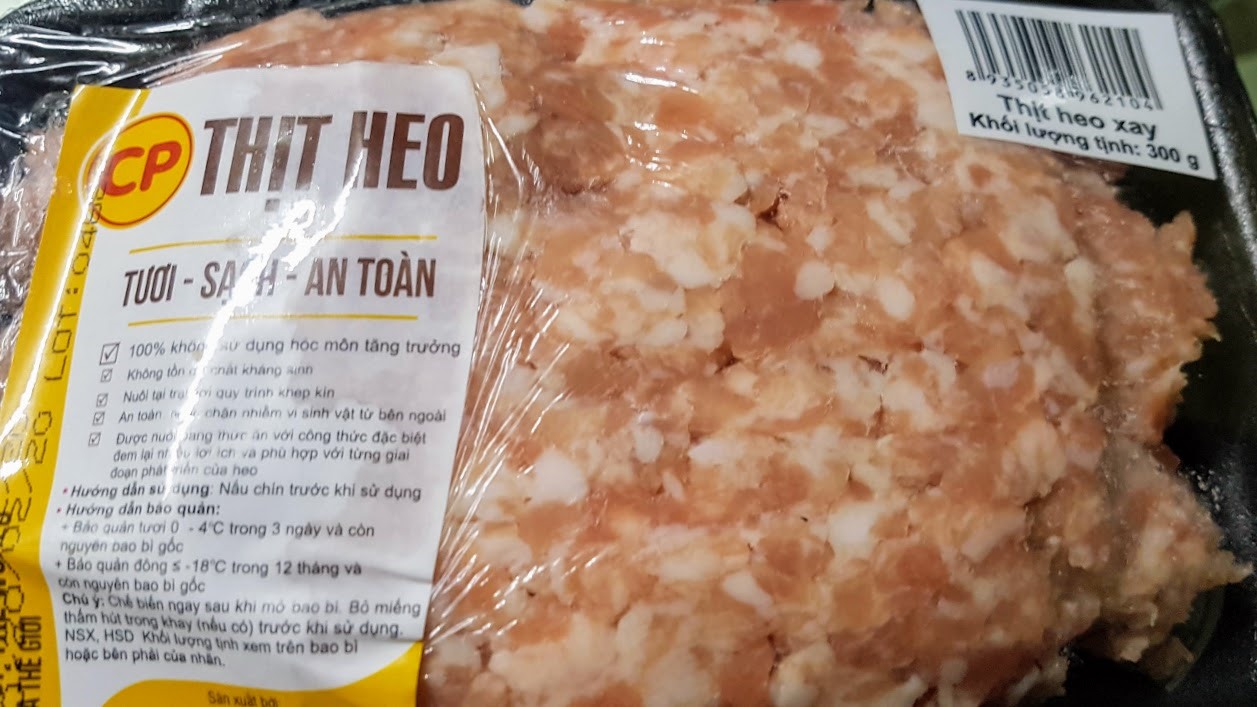 C.P giảm giá lợn hơi xuống 74.000 đồng/kg khiến giá thịt lợn giảm liên tiếp. Ảnh: Kh.V